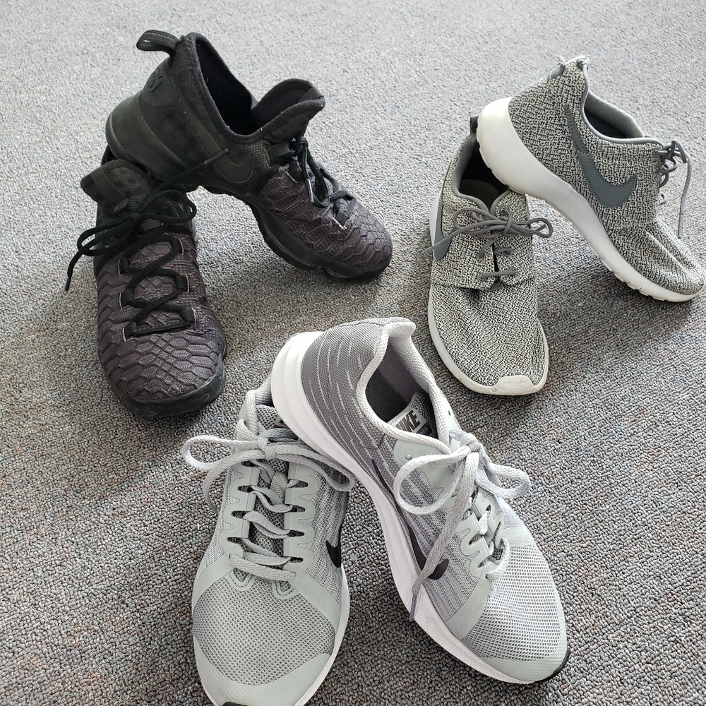 Tennis shoes